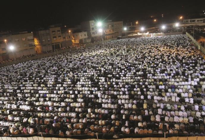 אלפי מתפללים במהלך חודש הרמאדן (צילום:  רויטרס)