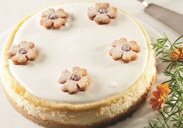 עוגת גבינה אפויה עם עוגיות. מאפה בתוספת מאפה? מושלם. צילום:בועז לביא