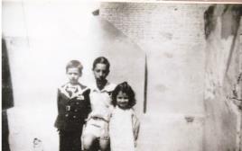 שלושה מהאחים למשפחת מאירי. משמאל: ברוך  (צילום: באדיבות מרכז מורשת יהדות בבל)