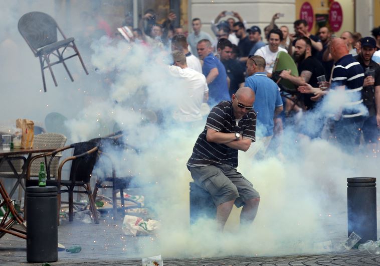 כיסאות נזרקו באוויר, המשטרה הגיבה בגז מדמיע צילום: רויטרס