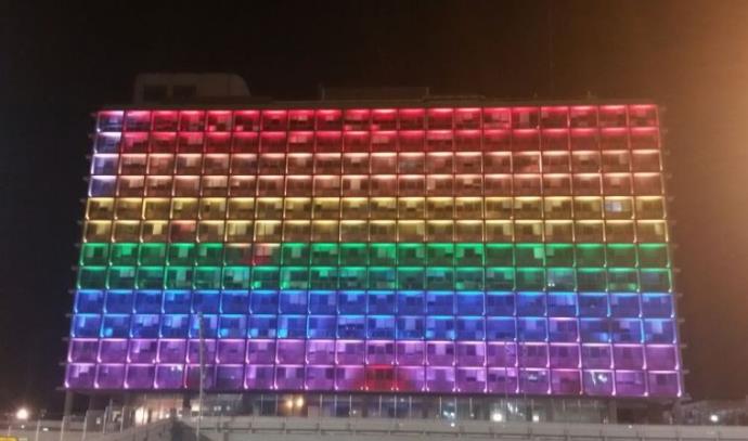 בניין עיריית תל אביב צבוע בדגל הגאווה (צילום: דוברות עיריית תל אביב יפו)