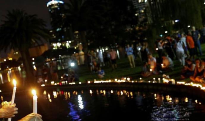 מדליקים נרות לזכר הקורבנות באורלנדו (צילום: רויטרס)