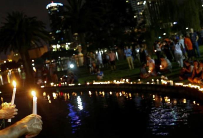 מדליקים נרות לזכר הקורבנות באורלנדו (צילום:  רויטרס)