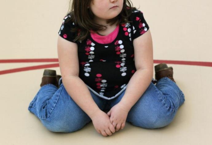 ילדה עם בעיית משקל. צילום אילוסטרציה (צילום:  Getty images)