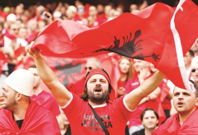 “הכי חשוב שאנחנו ביחד".  אוהדי אלבניה במשחק בין שווייץ לאלבניה, בשבת האחרונה  (צילום:  רויטרס)