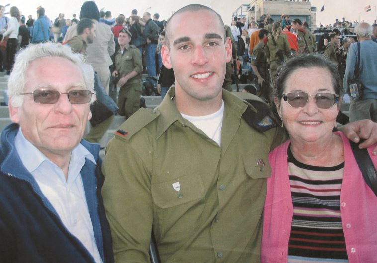 סגן חנן ברק ז"ל עם הוריו. צילום: אריאל בשור