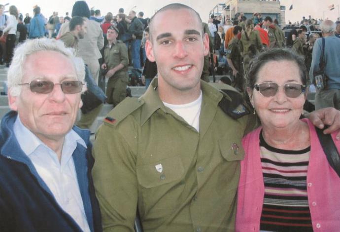 סגן חנן ברק ז"ל עם הוריו (צילום:  אריאל בשור)