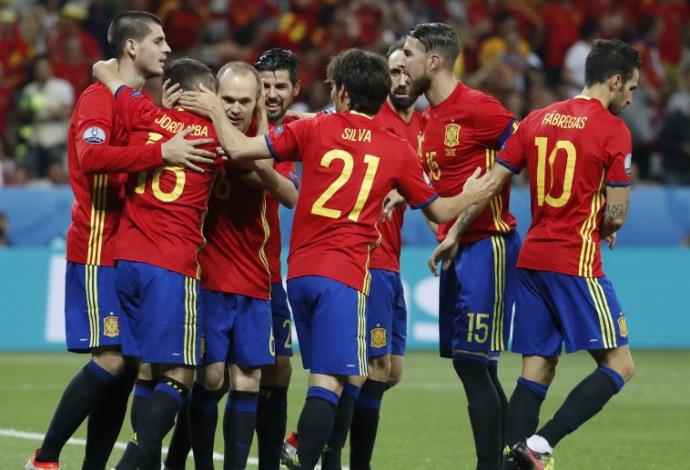 שחקני נבחרת ספרד חוגגים (צילום:  רויטרס)