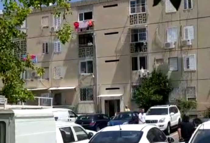 גופת גבר נמצאה בדירה בחולון (צילום:  דוברות המשטרה)