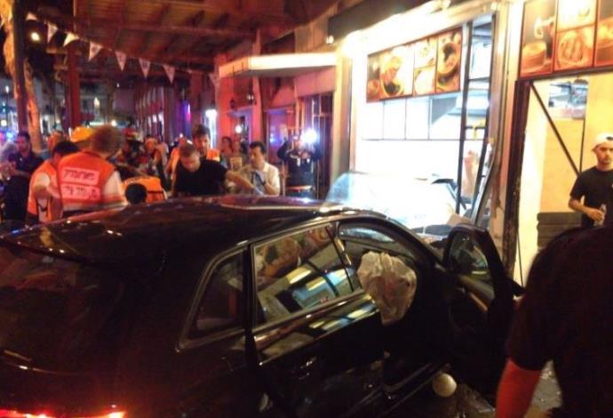 רכב התנגש במסעדה בתל אביב (צילום:  אבשלום ששוני)