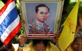 אזרחים בתאילנד מתפללים לשלום המלך (צילום: רויטרס)