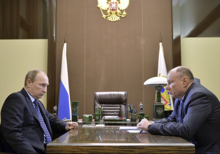 מקושר ומסתיר את נכנסיו בתרגילים ביורוקרטיים, פוטנין בפגישה עם נשיא רוסיה פוטין. צילום: רויטרס