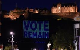 "הצביעו להישאר" על רקע טירת סקוטלנד (צילום: רויטרס)