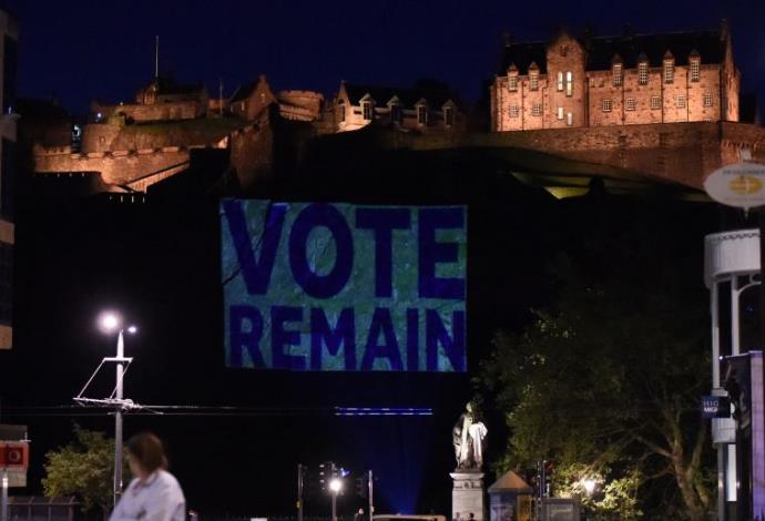 "הצביעו להישאר" על רקע טירת סקוטלנד (צילום:  רויטרס)