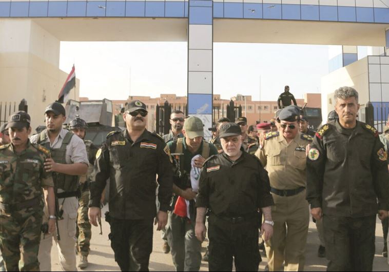 "לדאע"ש אין מקום בעיראק". ראש ממשלת עיראק חיידר אל־עבאדי (במרכז) . צילום: רויטרס