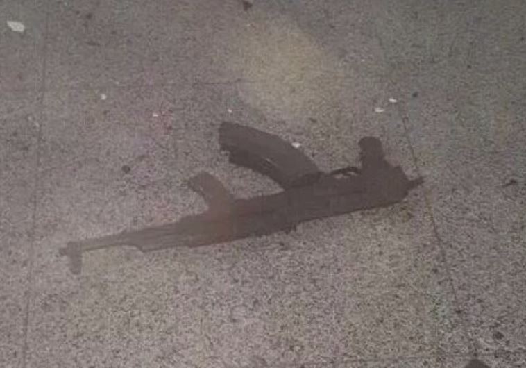 הנשק שאותר בשדה התעופה. צילום: טוויטר