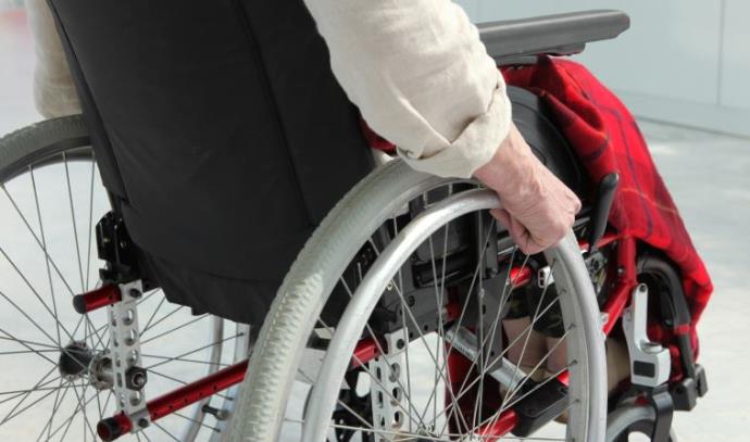אדם בכסא גלגלים (צילום: אינגאימג)