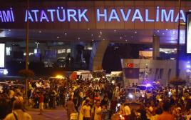 נמל התעופה אתאטורק לאחר הפיגוע (צילום: רויטרס)
