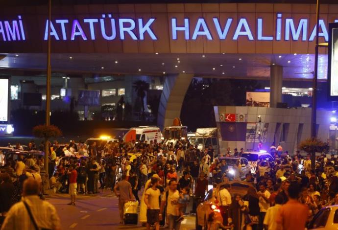נמל התעופה אתאטורק לאחר הפיגוע (צילום:  רויטרס)