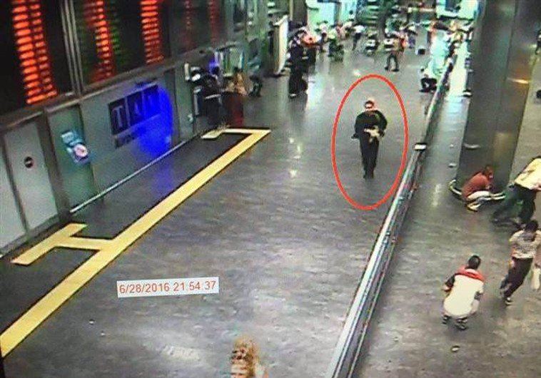 מחבל בשדה התעופה אטאטורק כפי שתועד במצלמות האבטחה