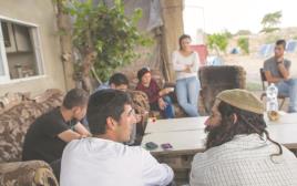 מפגש של ישראלים ופלסטינים בביתו של אבו עוואד (צילום: נתי שוחט, פלאש 90)