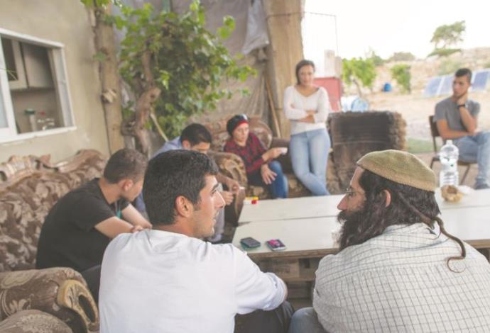 מפגש של ישראלים ופלסטינים בביתו של אבו עוואד (צילום:  נתי שוחט, פלאש 90)