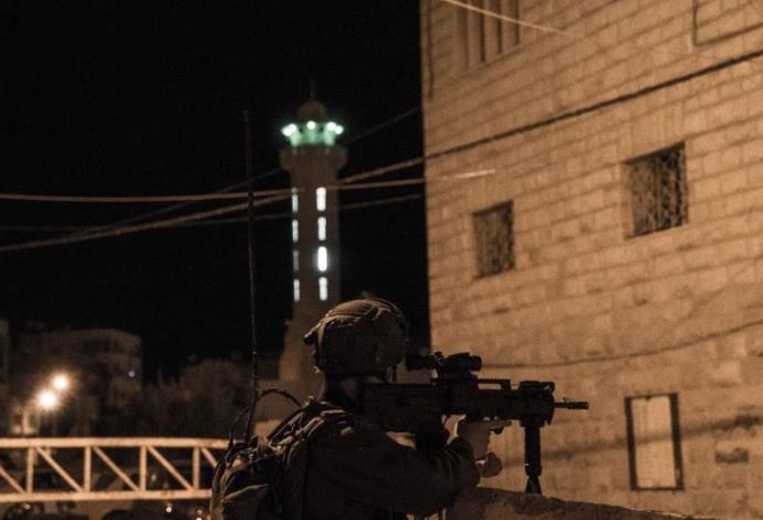 חייל צה"ל בפעילות מעצרים באזור חברון (צילום:  דובר צה"ל)