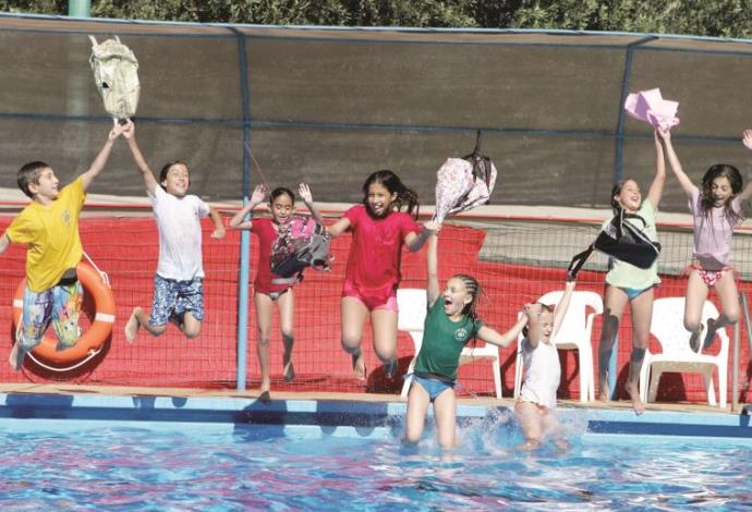 ילדים בבריכה בחופש הגדול (צילום:  אדי ישראל, פלאש 90)