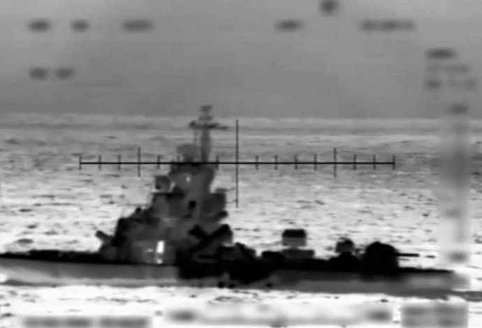 ספינת טילים של צה"ל משמידה ספינה (צילום:  צילום מסך)