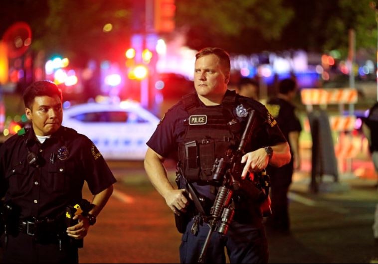שוטרים בזירת אירוע הירי בארה"ב. צילום: Getty images