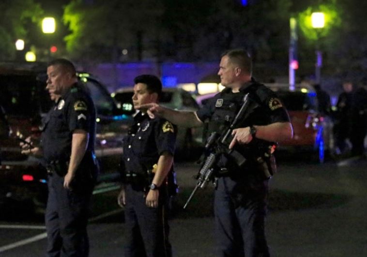 יד קלה על ההדק כשזה נוגע לשחורים? שוטרים בזירת המתקפה בטקסס. צילום: רויטרס
