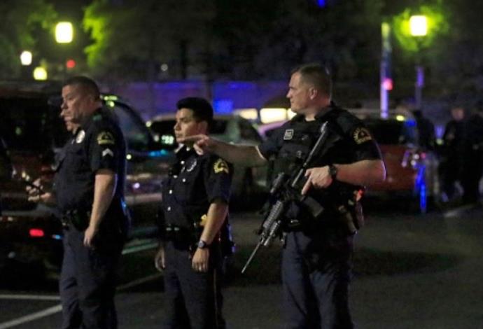 שוטרים בזירת אירוע הירי בארה"ב (צילום:  Getty images)