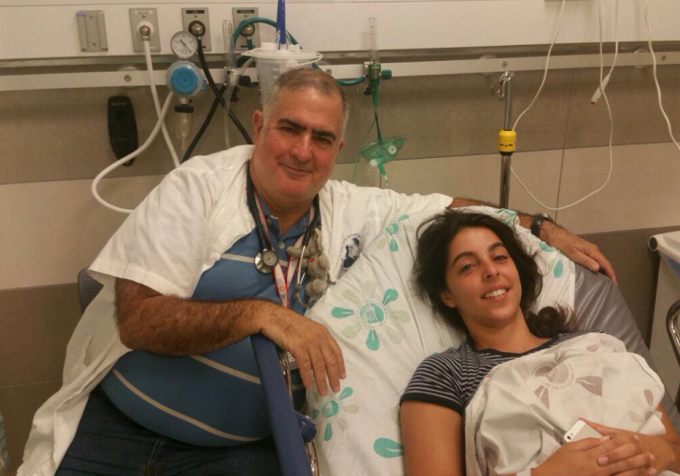 רותם אהרוני עם ד"ר טלאור ערן. צילום: דוברות בית החולים פוריה