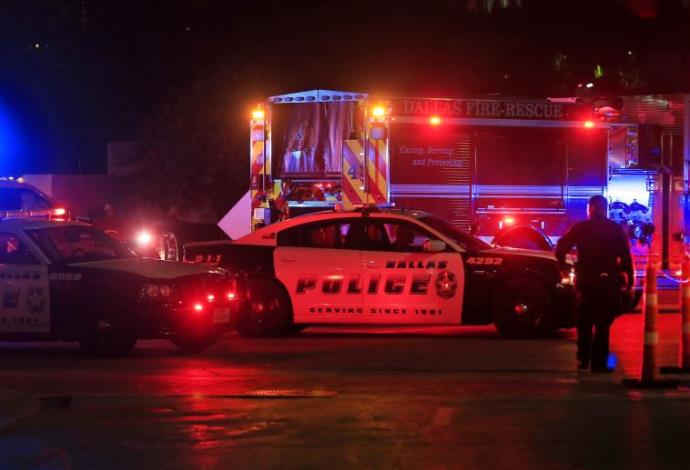 שוטר בדאלאס, טקסס לאחר אירוע הירי בו נרצחו חמישה שוטרים (צילום:  AFP)