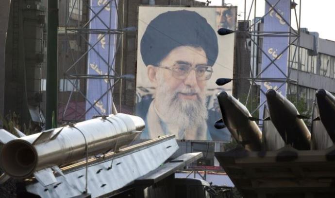 טילים איראניים על רקע תמונתו של חמינאי (צילום: רויטרס)