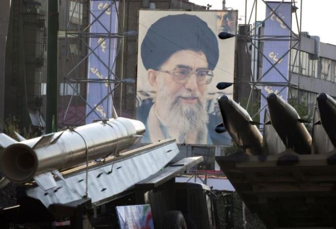 טילים איראניים על רקע תמונתו של חמינאי (צילום:  רויטרס)
