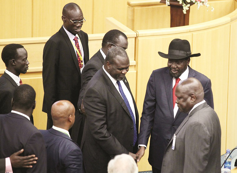 החתימה על הסכם השלום בין נשיא סודן סלבה קיר (עם הכובע) לסגנו ריק מצ'אר (במרכז). צילום: רויטרס