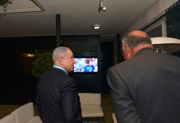 ראש הממשלה ושר החוץ המצרי צופים בגמר היורו (צילום:  חיים צח לע"מ)