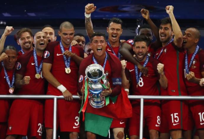 פורטוגל מניפה את גביע אירופה (צילום:  רויטרס)