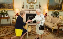 מלכת אנגליה אליזבת' וראשת הממשלה תרזה מיי (צילום: רויטרס)