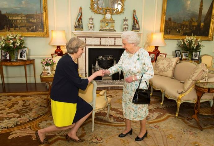 מלכת אנגליה אליזבת' וראשת הממשלה תרזה מיי (צילום:  רויטרס)