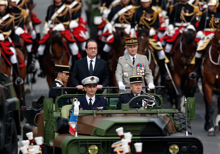 הנשיא פרנסואה הולנד במצעד יום הבסטיליה. צילום: רויטרס