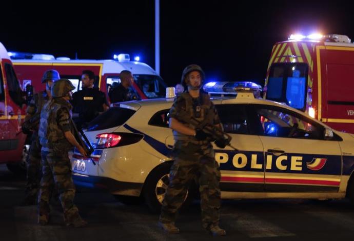 המשטרה בזירת הפיגוע בניס, צרפת (צילום:  רויטרס)