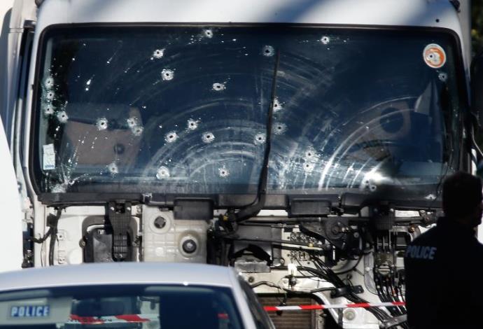 המשאית ששימשה את המחבל בפיגוע בניס, צרפת (צילום:  רויטרס)