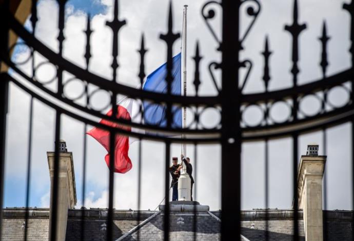 דגל צרפת בחצי התורן בארמון האליזה (צילום:  רויטרס)