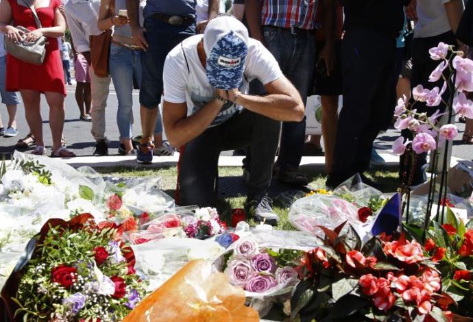 פרחים לזכר קורבנות הפיגוע בניס (צילום:  רויטרס)