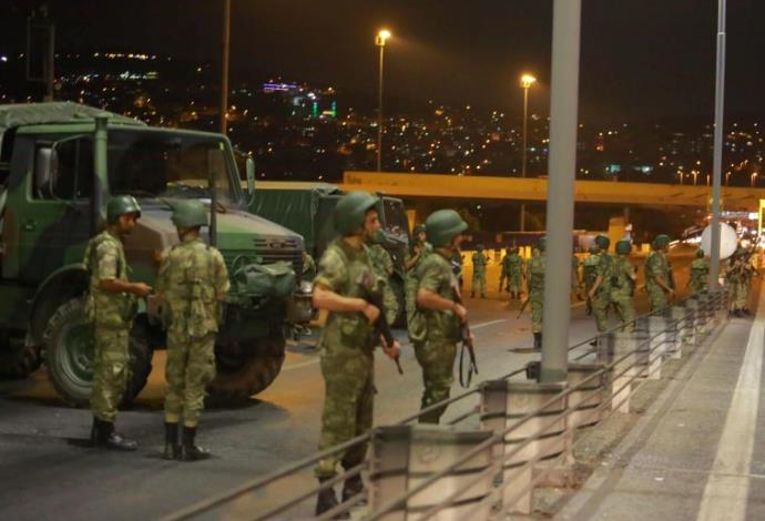 הצבא הטורקי חוסם את הגישה לגשר הבוספורוס (צילום:  רויטרס)