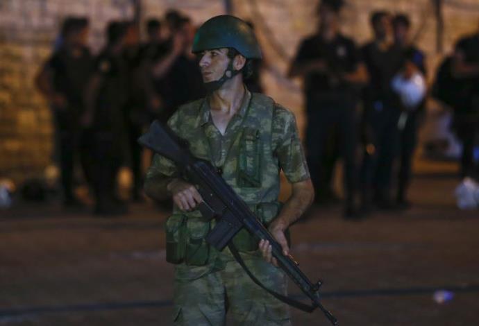 צבא טורקיה בכיכר טקסים באיסטנבול (צילום:  רויטרס)