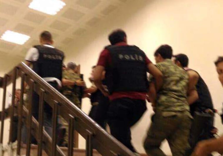 שוטרים עוצרים חיילים בטורקיה. צילום: ללא