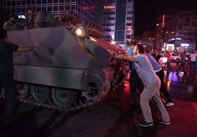 אזרחים מתנגדים להפיכה הצבאית בטורקיה